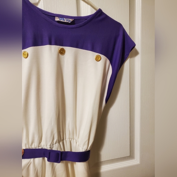 🔴 Retro white purple colour block dress with gold buttons and matching belt - Picture 2 of 5